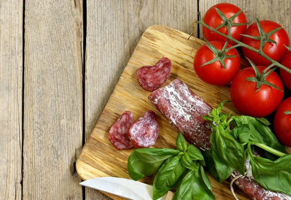 ahşap tahta üzerinde füme incelik sosis (salam)