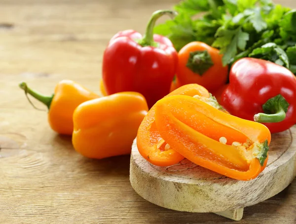 Kırmızı, sarı ve yeşil dolmalık biber