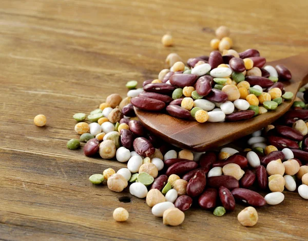 豆の異なる種類のアソート ひよこ豆 エンドウ豆 — ストック写真