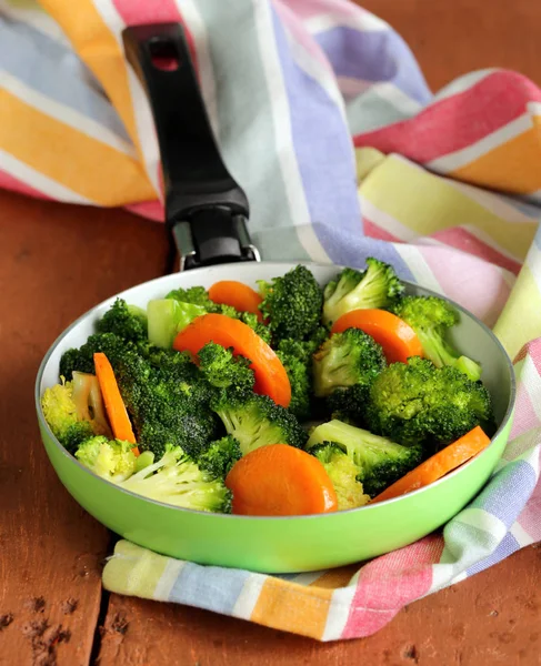 Blandade Grönsaker Med Morötter Och Broccoli Välsmakande Garnering — Stockfoto