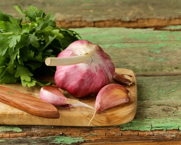 Fresh Organic Garlic Wooden Kitchen Board — Stock Photo, Image