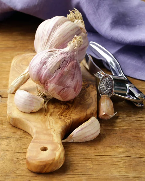 在厨房木制板上的新鲜有机大蒜 — 图库照片