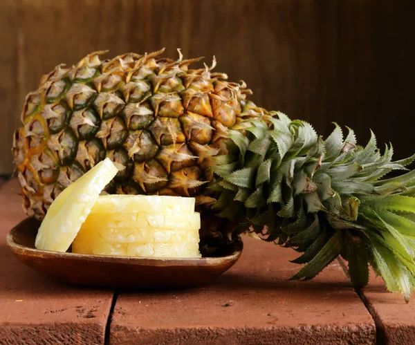 Tatlı tatlı organik ananas