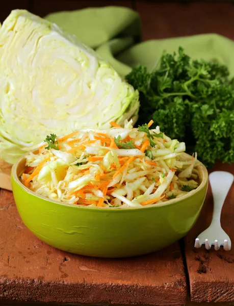 geleneksel lahana salatası (lahana salatası, havuç ve mayonez)