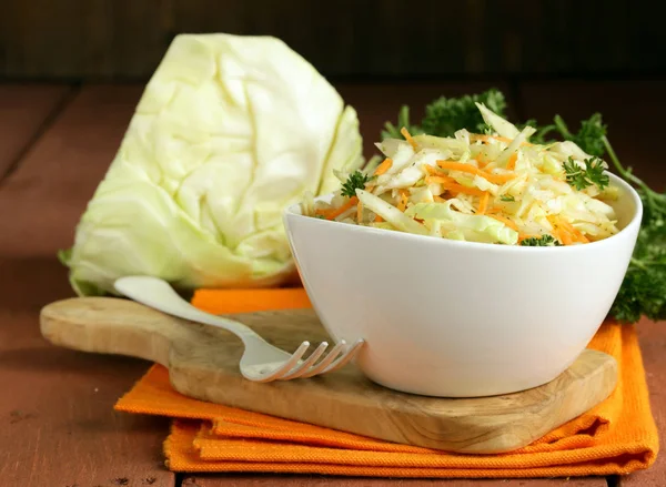 geleneksel lahana salatası (lahana salatası, havuç ve mayonez)