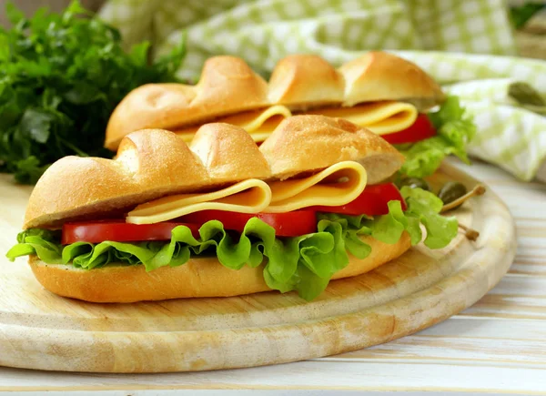 Sanduíche Fresco Com Legumes Salada Verde Queijo — Fotografia de Stock