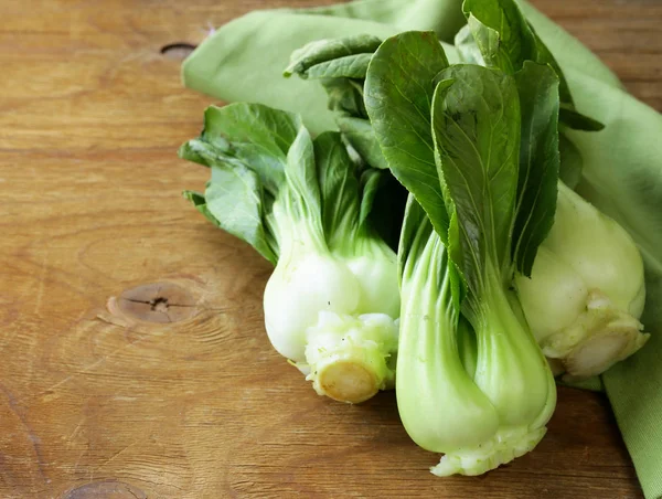 Bok Choy Kínai Kel Egy Fából Készült Asztal — Stock Fotó