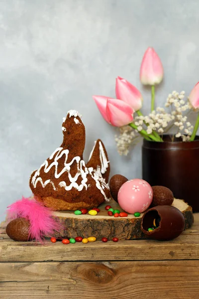 Świąteczne Ciasto Pieczenia Zdobione Jajka Wielkanoc — Zdjęcie stockowe