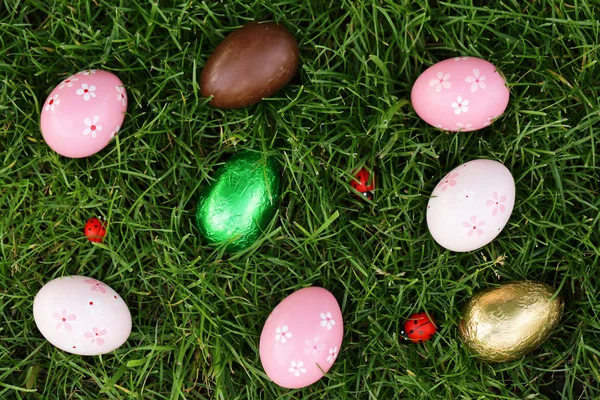 Feestelijke Pasen Eieren Groen Gras — Stockfoto