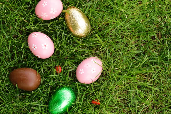 Uova Pasqua Festive Erba Verde — Foto Stock