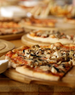 Bir ziyafet, sandviç ve pizza için büfe masası.