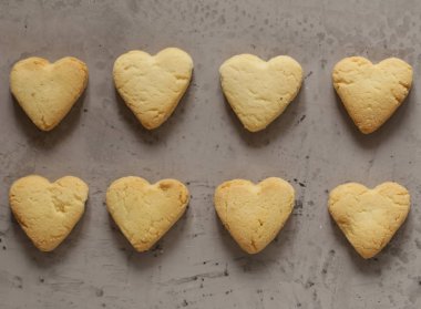 Bisküvi Kurabiye Sevgililer günü için kalp şeklinde