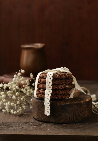 Pilha Biscoitos Chocolate Uma Mesa Madeira — Fotografia de Stock