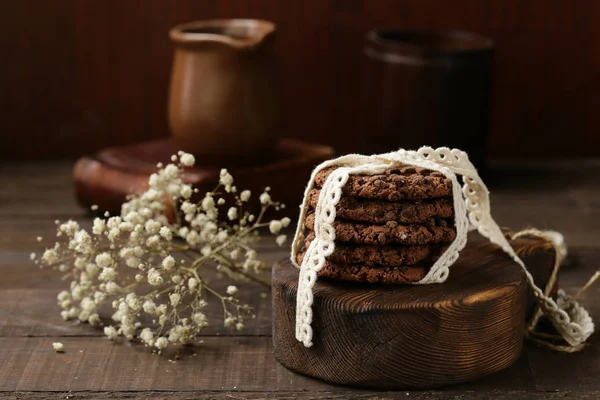 Empilement Biscuits Aux Pépites Chocolat Sur Une Table Bois — Photo