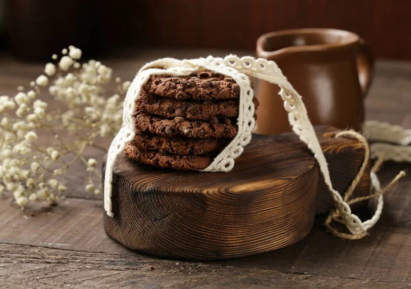 Pilha Biscoitos Chocolate Uma Mesa Madeira — Fotografia de Stock