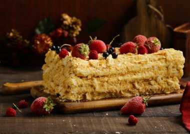 Napolyon ile ahşap bir masa üzerinde çilek pasta katmanlı