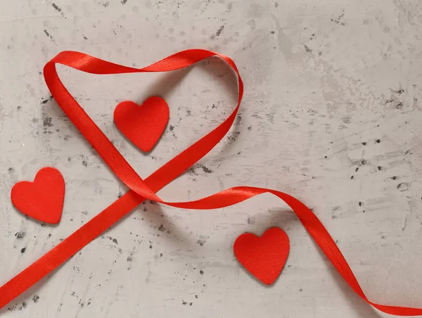 Šedé Pozadí Červenými Srdci Pro Den Svatého Valentýna — Stock fotografie