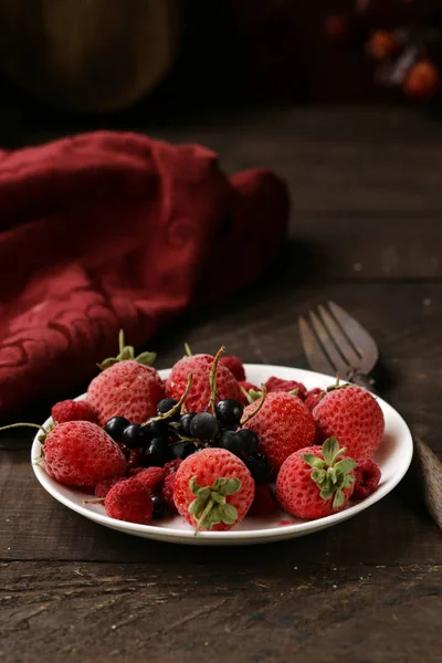 Frische Bio Beeren Zum Frühstück Auf Dem Teller — Stockfoto