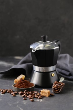 Natürmort kahve, tahıl ve zemin üzerinde siyah bir arka plan