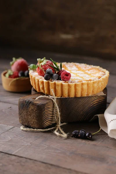 粉砂糖とベリーのチーズケーキ — ストック写真