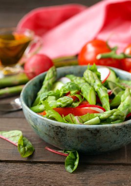 taze kuşkonmaz ve domates salatası