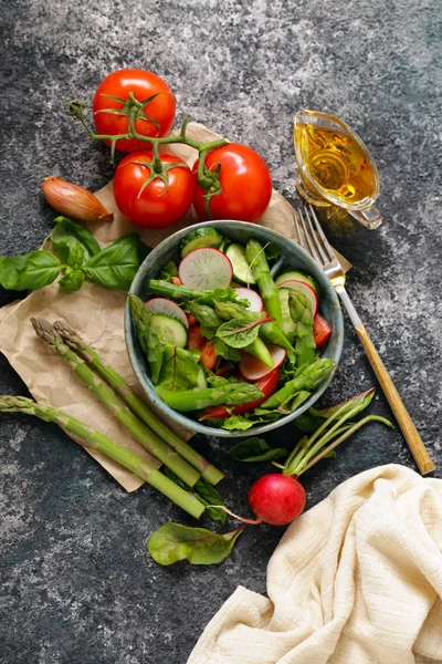 Frischer Salat Mit Spargel Und Tomaten — Stockfoto