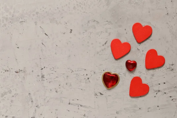 Fondo Gris Con Corazones Rojos Para Día San Valentín —  Fotos de Stock