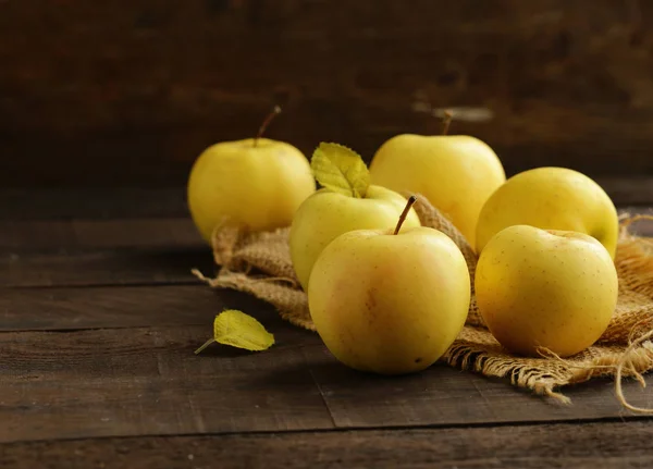 Maçãs Orgânicas Amarelas Maduras Uma Mesa Madeira — Fotografia de Stock