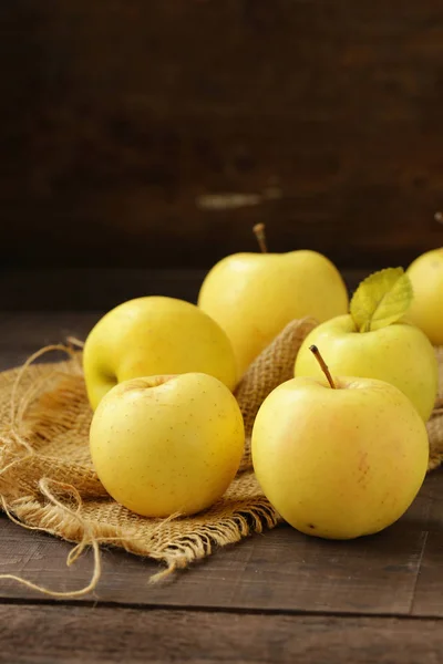Ώριμα Κίτρινα Μήλα Οργανικά Ένα Ξύλινο Τραπέζι — Φωτογραφία Αρχείου