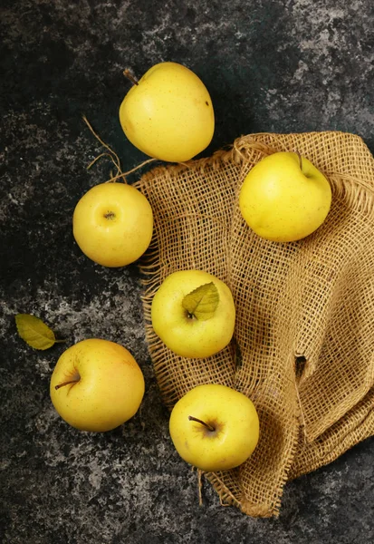 Manzanas Orgánicas Amarillas Maduras Sobre Una Mesa Madera —  Fotos de Stock