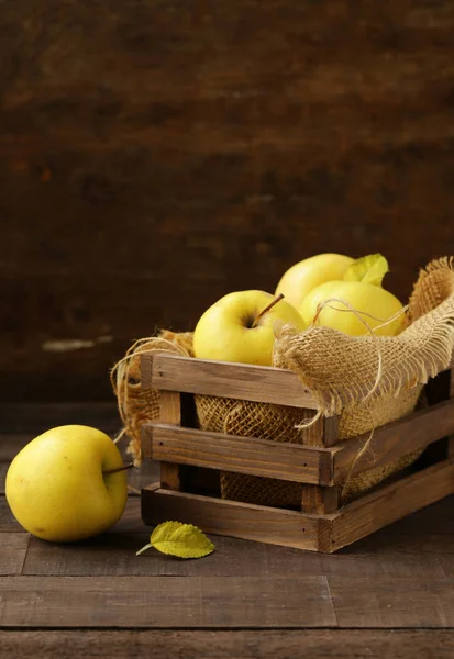 Стиглі Жовті Органічні Яблука Дерев Яному Столі — стокове фото