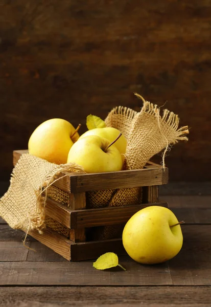 Ripe Yellow Organic Apples Wooden Table — Stock Photo, Image