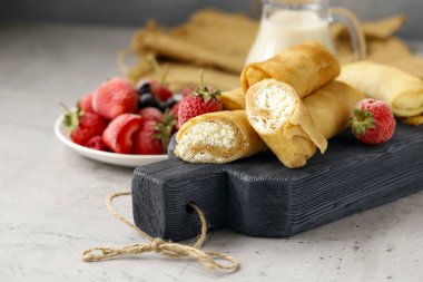 Kahvaltı için süzme peynir ile ev yapımı kek