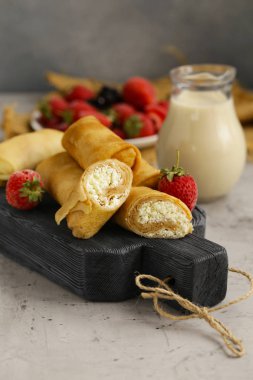 Kahvaltı için süzme peynir ile ev yapımı kek