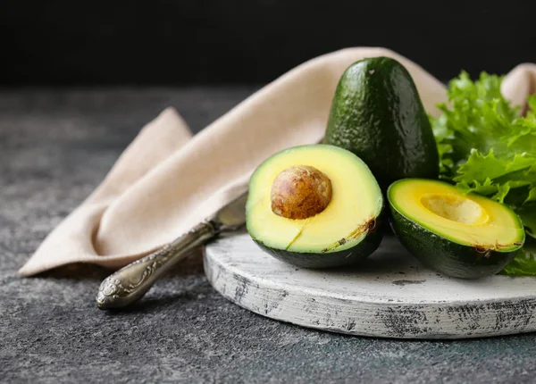 Frische Bio Avocado Auf Einem Holzbrett — Stockfoto