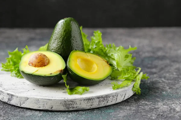 Frische Bio Avocado Auf Einem Holzbrett — Stockfoto