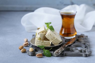 Oryantal tatlılar - helva ile antep fıstığı