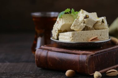 Oryantal tatlılar - helva ile antep fıstığı