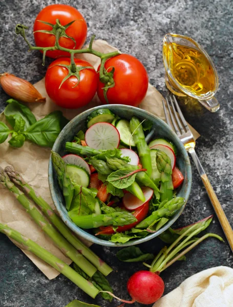 Świeża Sałatka Szparagami Pomidory — Zdjęcie stockowe