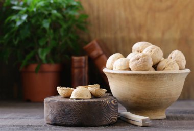 Ceviz ahşap bir masa üzerinde sağlıklı bir diyet için