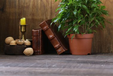 Ceviz ahşap bir masa üzerinde sağlıklı bir diyet için