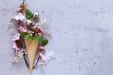 Bıldırcın yumurta dekorasyon ile Paskalya kompozisyon