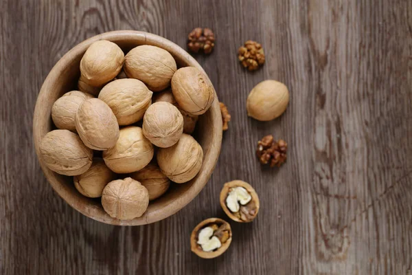 Walnüsse Für Eine Gesunde Ernährung Auf Dem Holztisch — Stockfoto