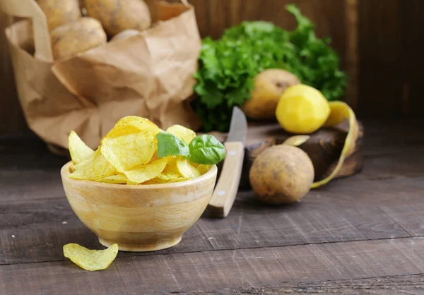 Batatas Fritas Naturais Uma Mesa Madeira — Fotografia de Stock