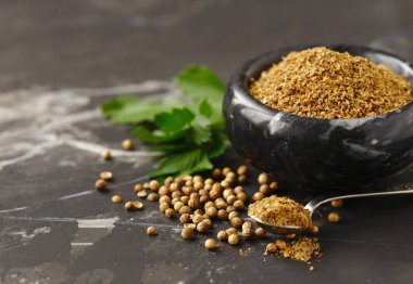 Masanın üzerinde doğal kişniş