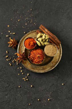 baharat safran, kakule ve kırmızı biber metal bir kase içinde dizi