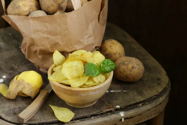 Természetes Burgonya Chips Egy Fából Készült Asztal — Stock Fotó