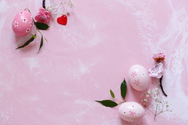 yumurta Paskalya için dekore edilmiş bir pembe