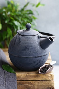 dökme demir tencere çay töreni için ahşap tablo