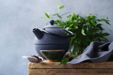 dökme demir tencere çay töreni için ahşap tablo